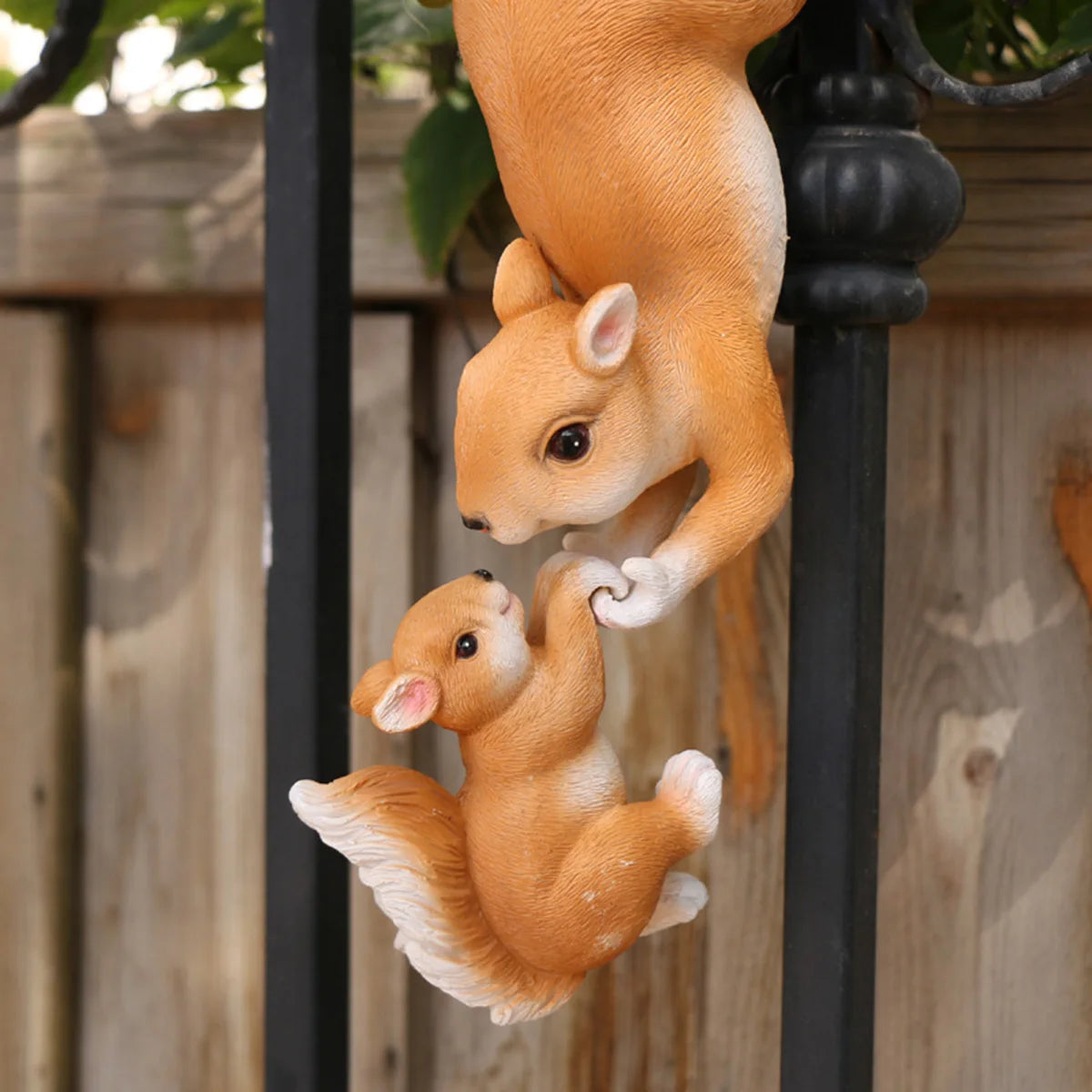 1pc Creative Climbing Rope Squirrel Figurine - Perfect forGarden &amp; Outdoor Decoration!